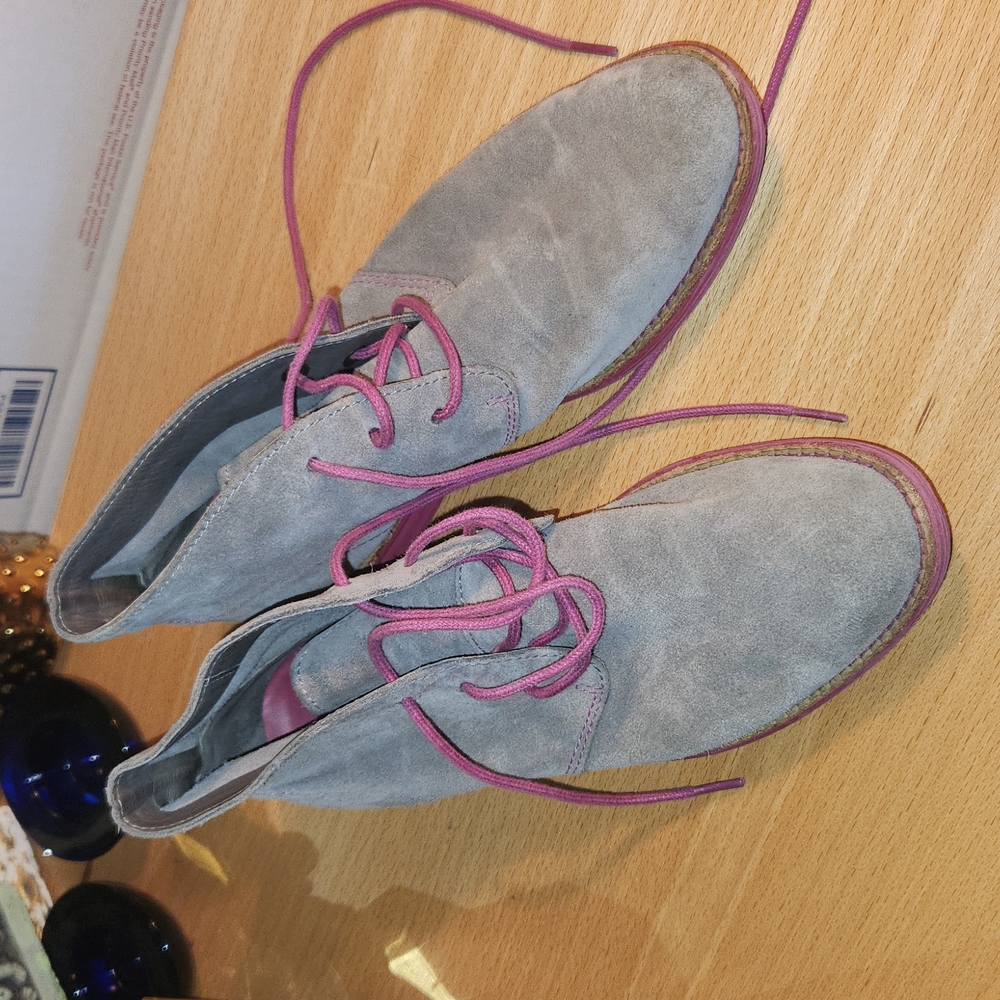 Cole Haan Chukkas size 5B gray suede. pink sole - Picture 6 of 7
